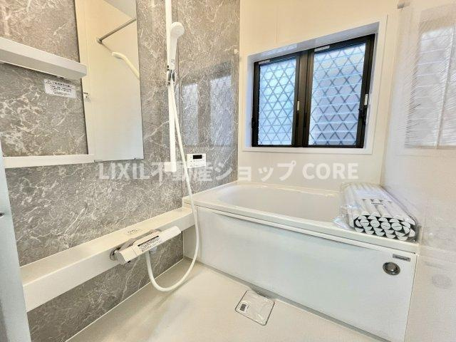 ゆったり入れる一坪バス。足を伸ばして入れるサイズは一日の疲れを癒すのに嬉しい広さですね。　