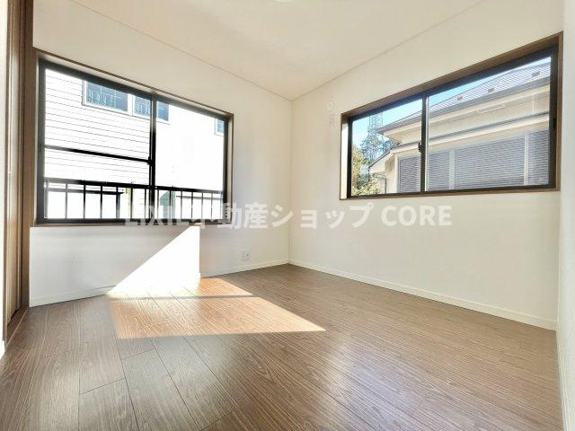 大きな窓からは快適な光を取り入れ、通気性能を上げる事で居心地の良い空間を演出します。　