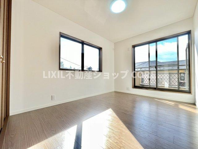 リビングで楽しく過ごした後はゆっくりくつろぐ時間を満喫できる寝室です。　