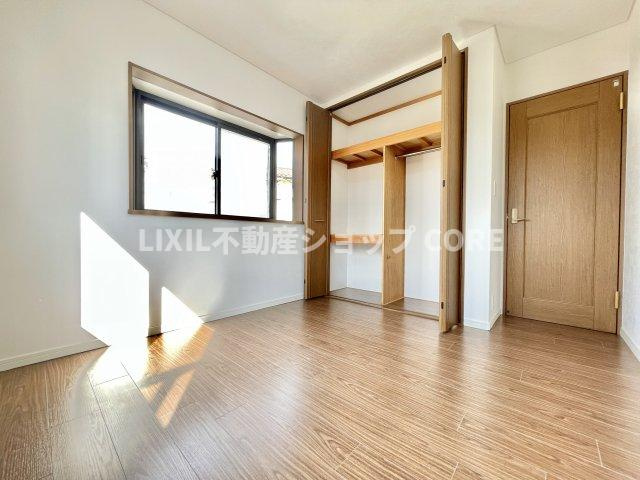 各居室にはクローゼットが備え付けられており、居室の広さを有効に使えます♪　