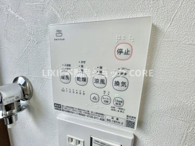 浴室乾燥機能で雨の日でも乾燥が可能。また、浴室内の湿気を排気し、カビの発生を抑えます　