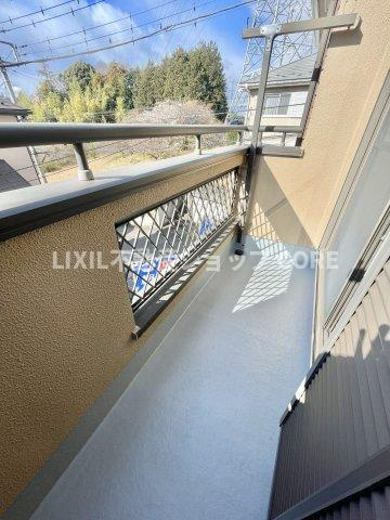 バルコニーは風通しが良く、日中は日当たりも良好です。洗濯物やお布団をたくさん干せます！　