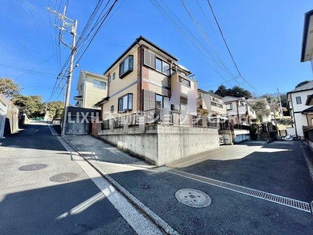 前面道路は閑静な住宅地をはしる車通りの少ない道路。お車の出し入れが苦手なママや小さなお子様にも安心　