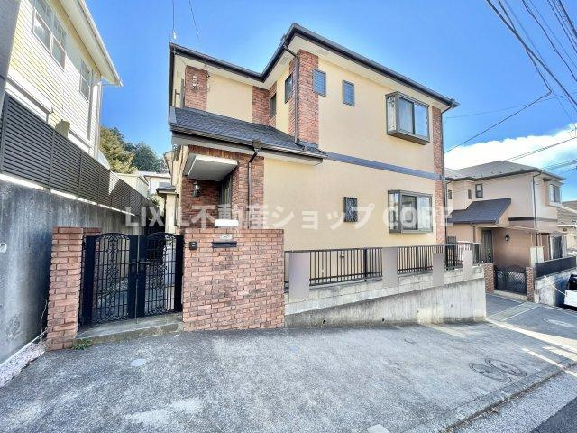 前面道路は閑静な住宅地をはしる車通りの少ない道路。お車の出し入れが苦手なママや小さなお子様にも安心　