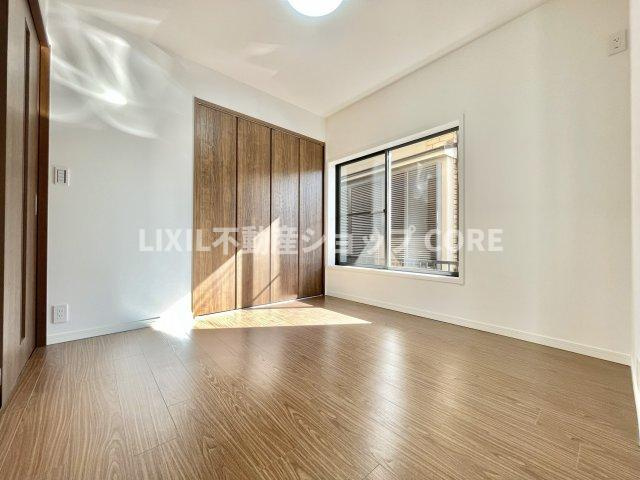 広々したリビングは家族だんらんの時間が自然と増えそうなこだわりの空間です。　