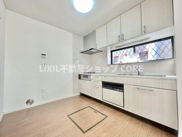 カウンター下部には豊富な収納を設置しスペースを有効活用しております。充実したキッチンです。　