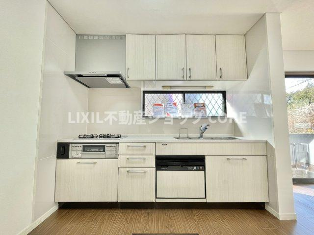 カウンター下部には豊富な収納を設置しスペースを有効活用しております。充実したキッチンです。　