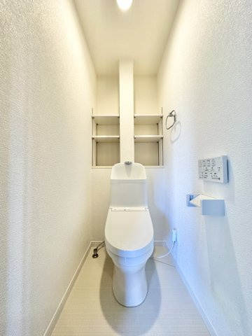 白を基調とした清潔感のあるトイレ！