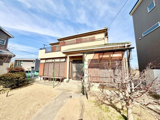 広々とした敷地約97坪・駐車スペース4台可(車種による)！南向きで陽当り良好です！全居室に収納がある6LDK・納戸！