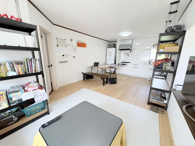 約14.75帖のLDKは広さにゆとりがあり、家族が自然と集まるくつろぎ空間。日中は照明に頼らず過ごせます。家具の配置もしやすく、ソファやダイニングテーブルを置いても圧迫感のない開放的な空間です。