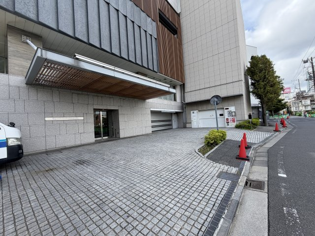 お車での送り迎えもスムーズに行える、迎賓の雰囲気に満ちた美しい佇まいです。