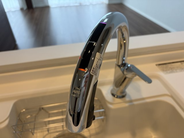 【先進のタッチレス水栓を採用】手が汚れていても触れずに水を出せる、衛生的で便利なセンサー式水栓。