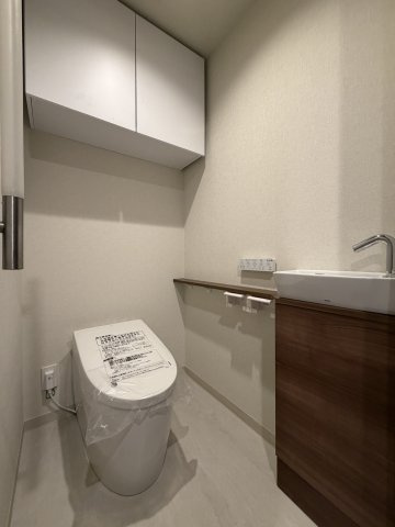 【独立手洗いカウンター完備】ゲストも使いやすく、ホテルライクな高級感を醸し出す木目調の美しいカウンター。