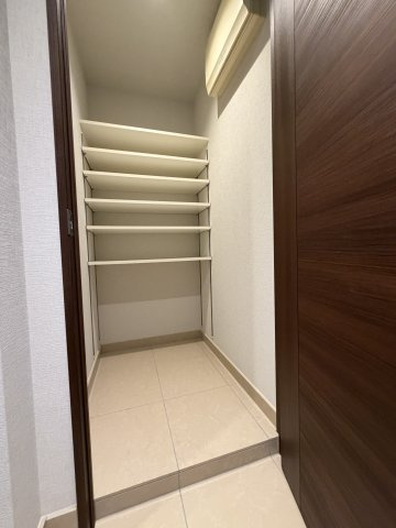 【大容量のシューズインクローゼット】靴をたっぷりしまえるだけでなく、ベビーカーや大型荷物もそのまま置ける贅沢な土間収納。