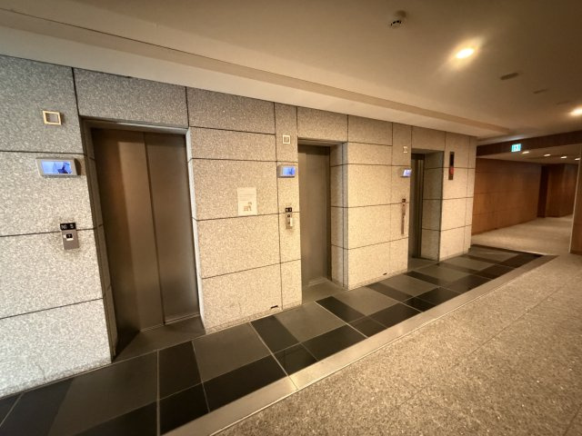 【混雑を緩和する3基のエレベーター】大規模タワーならではの充実した設備。日々の移動もスムーズで快適です。