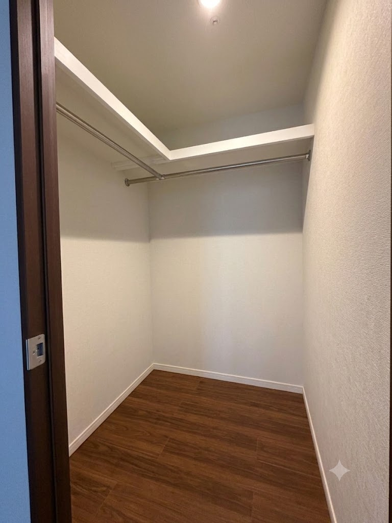 【お部屋がすっきり片付くWIC】上部の枕棚にはシーズンオフの荷物や衣装ケース、足元にはチェストなども置けるゆとりの広さ。