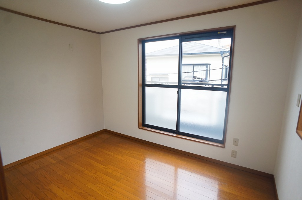 【2階：東側洋室6帖】独立したお部屋♪バルコニーに面しています☆