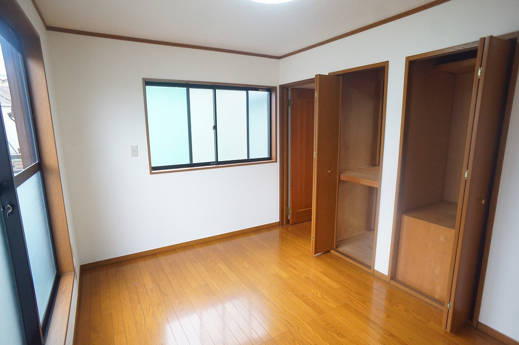 【2階：東側洋室6帖】収納完備♪収納一部は両面から開閉できます。