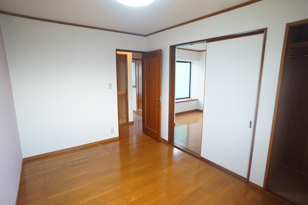【2階：西側洋室6帖】隣のお部屋と続き間ですが、各部屋に廊下へのドア完備で独立したお部屋としてもご使用できます♪クローゼット完備です♪