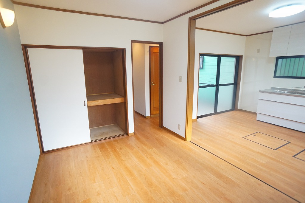 【LDK：13帖】クロス貼替え、LDK床フロアタイル上張り、床CF張替え、ハウスクリーニング済み☆リビングに収納完備です♪