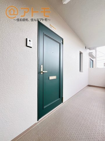 落ち着いた色合いの玄関はダブルロックで防犯性に優れた仕様になっています♪