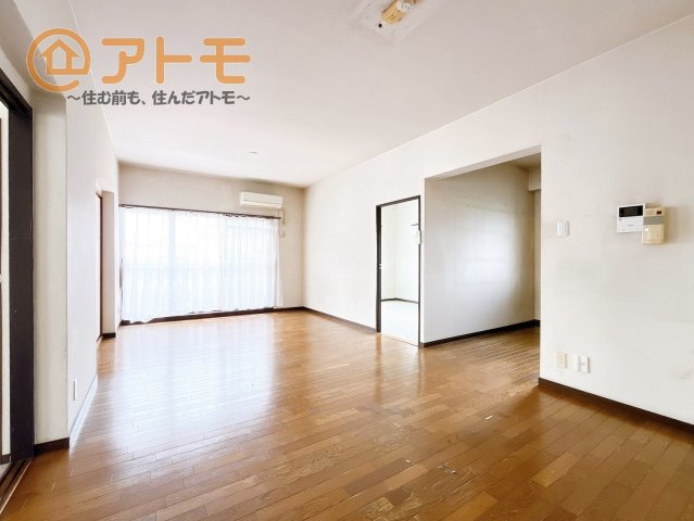 家族団らんのイメージは、リビングを思い浮かべませんか？リビングこそ広々とした空間が良いですね♪