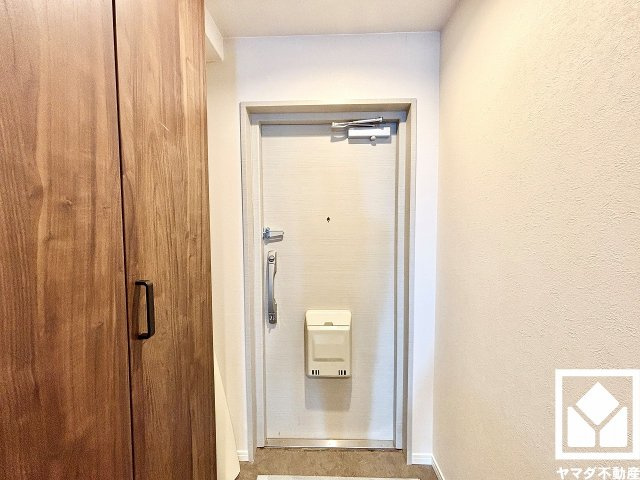 白を基調とした明るい玄関で、毎日を爽やかにスタート。清潔感あふれる空間が、訪れる人々を温かく迎えます。床は大理石調で、住まいの第一印象を上品に彩ります。