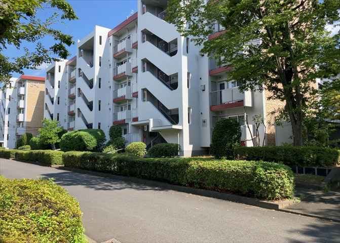 外観はマンション管理がされているかの目安になります。築年数が古いと、壁面は劣化してひび割れが生じることも！建物が古びていても細かいところが修繕されていると、きちんと管理されているなぁと感じるでしょう。