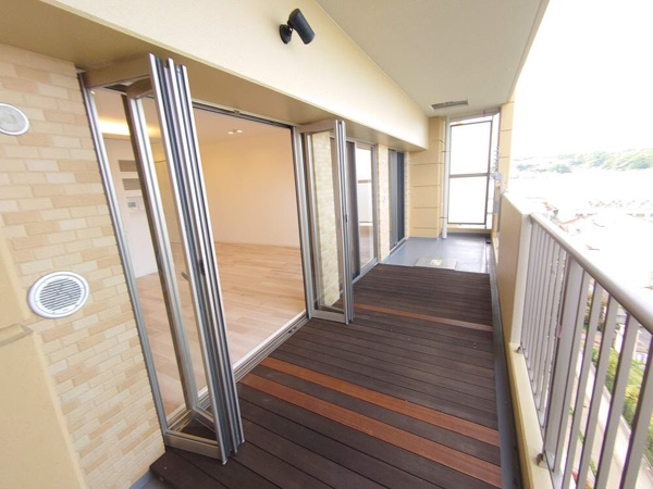 【レイディアントシティ横濱カルティエ6のバルコニー】