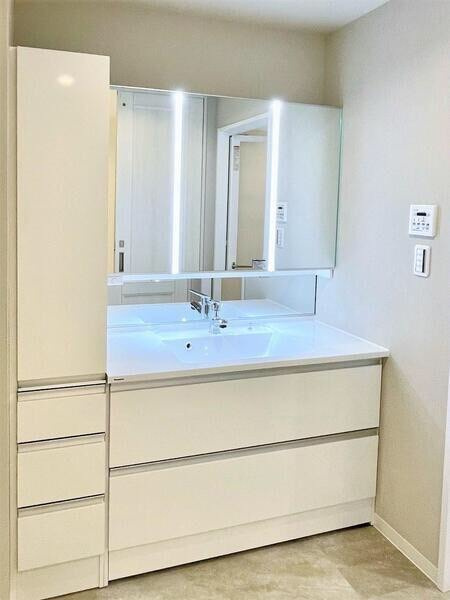 【レイディアントシティ横濱カルティエ6の独立洗面台】