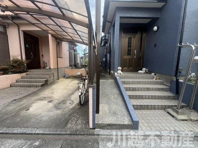 道路から奥まった位置の玄関のため傾斜が緩いアプローチになっています