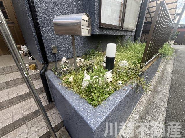 アプローチ脇のちょっとした空間、使い方は自由！