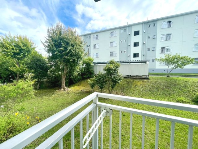 青々とした芝生と植栽が広がり、前面棟との距離感も感じられる開放的な眺望です