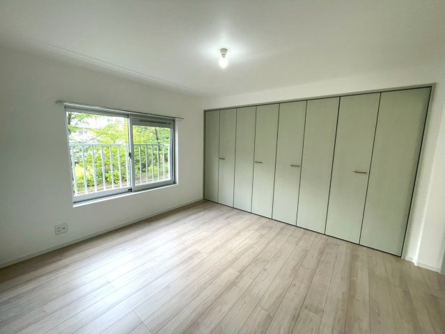 やさしい色合いの建具と北側の窓で、落ち着きのある約7帖の洋室です
