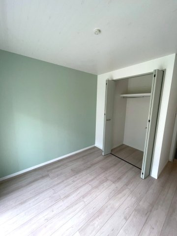 アクセントクロスと調和する建具と、使いやすいクローゼットを備えた洋室です