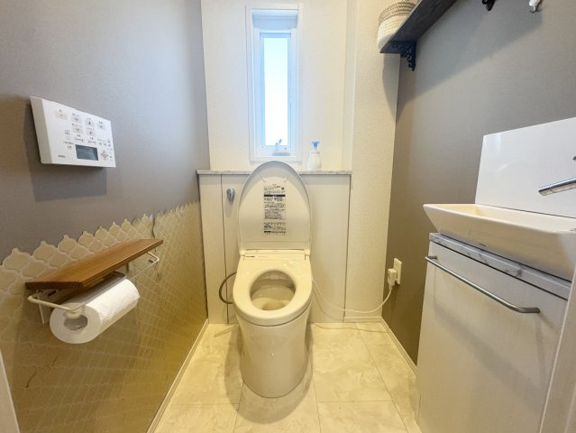 落ち着いた色調のトイレです