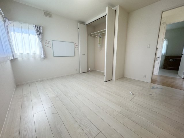 明るい洋室です