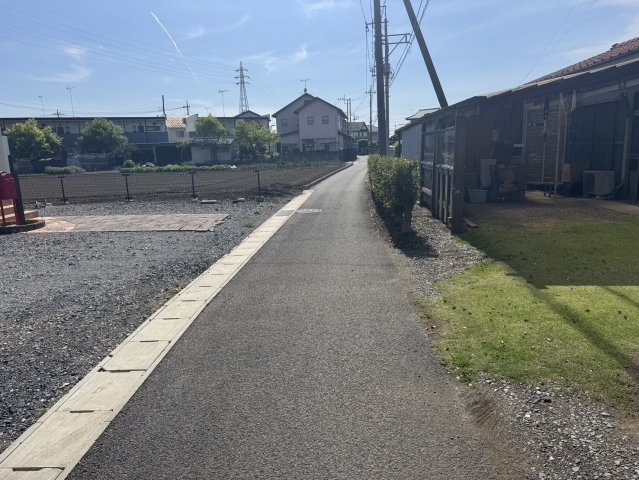前面道路含む現地写真です