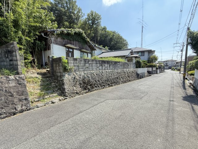 落ち着いた住宅街に位置し、閑静な住環境が魅力です。スーパー藤三まで徒歩7分と日常の買い物にも便利です。103坪超の広さを活かし、庭や駐車場をゆったり確保できる住まいづくりが可能です。