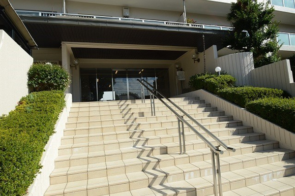 日商岩井緑地公園マンションのエントランス