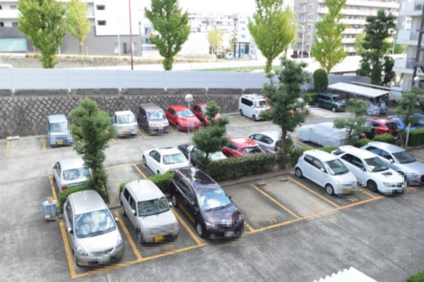 日商岩井緑地公園マンションの駐車場