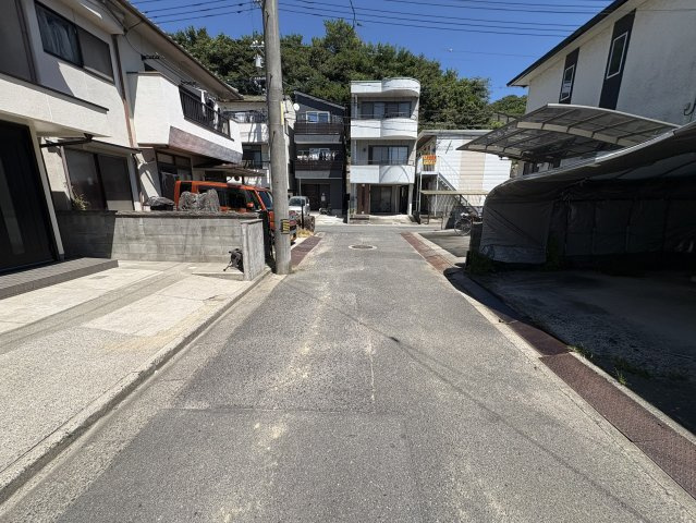 周辺には戸建住宅を中心とした街並みが広がり、住宅地らしい住環境。松永駅まで徒歩圏内の立地で、通勤・通学に電車を利用される方にも便利。駅へのアクセスと戸建住宅ならではの暮らしを両立しやすい立地が魅力。