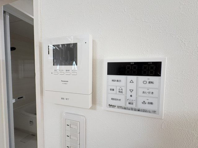 来訪者を室内から確認できるモニター付きインターホンを備えています。玄関を開ける前に相手を確認できるため、突然の来客時にも対応しやすい設備です。隣には給湯リモコンを設置しております。