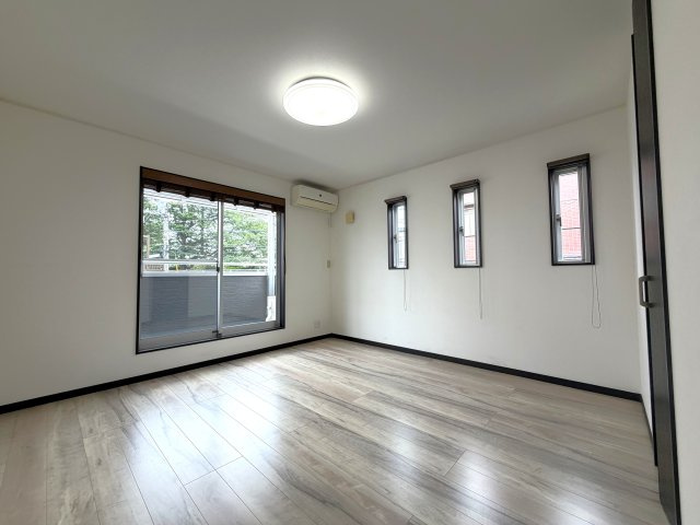 2階の8帖の洋室です