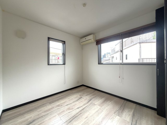 2階の5帖の洋室です