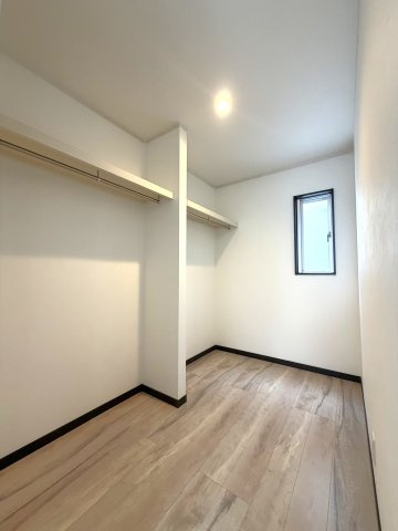 高さのあるラックがあるため、コートなども収納できます