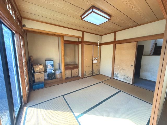 リビング横には5帖の和室があります。
