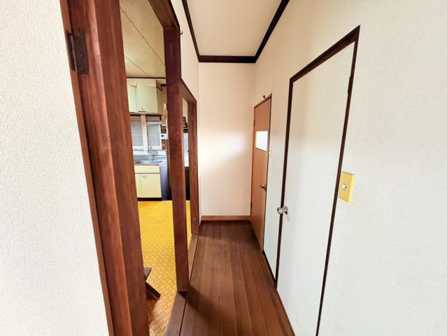 玄関から各居室へスムーズに移動できる廊下はシンプルで使いやすい動線を確保しています。木のぬくもりを感じる落ち着いた雰囲気で毎日の生活を快適にサポート。各部屋へのアクセスがしやすく暮らしやすい間取りです