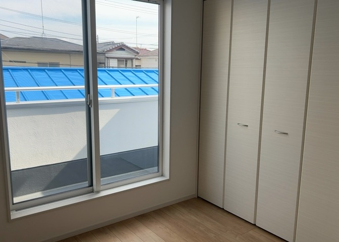 寝室でゆっくりと過ごすためにはベッド周りの適度な空間を担保することや窓の位置、照明の明るさ、寝室の広さなどを考える必要があります。自身や家族の構成とライフスタイルに併せて寝室にする部屋を選びましょう！