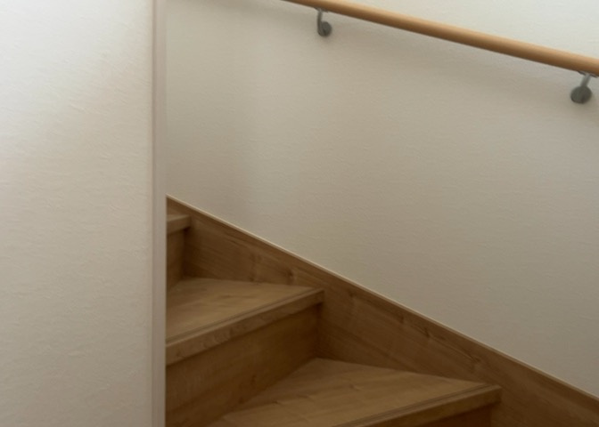 建物の上下階の通路である階段は、その位置によって動線や室内の印象が大きく左右されます。手摺にも重要な役割があり、転倒の防止・歩行や動作を円滑にして日常生活を支えることを主な目的として設置されています。